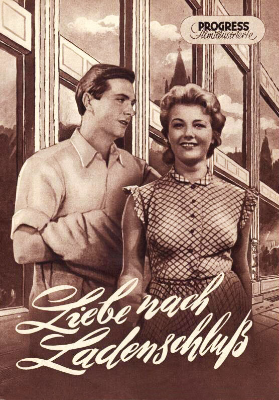 За витриной универмага (1955)